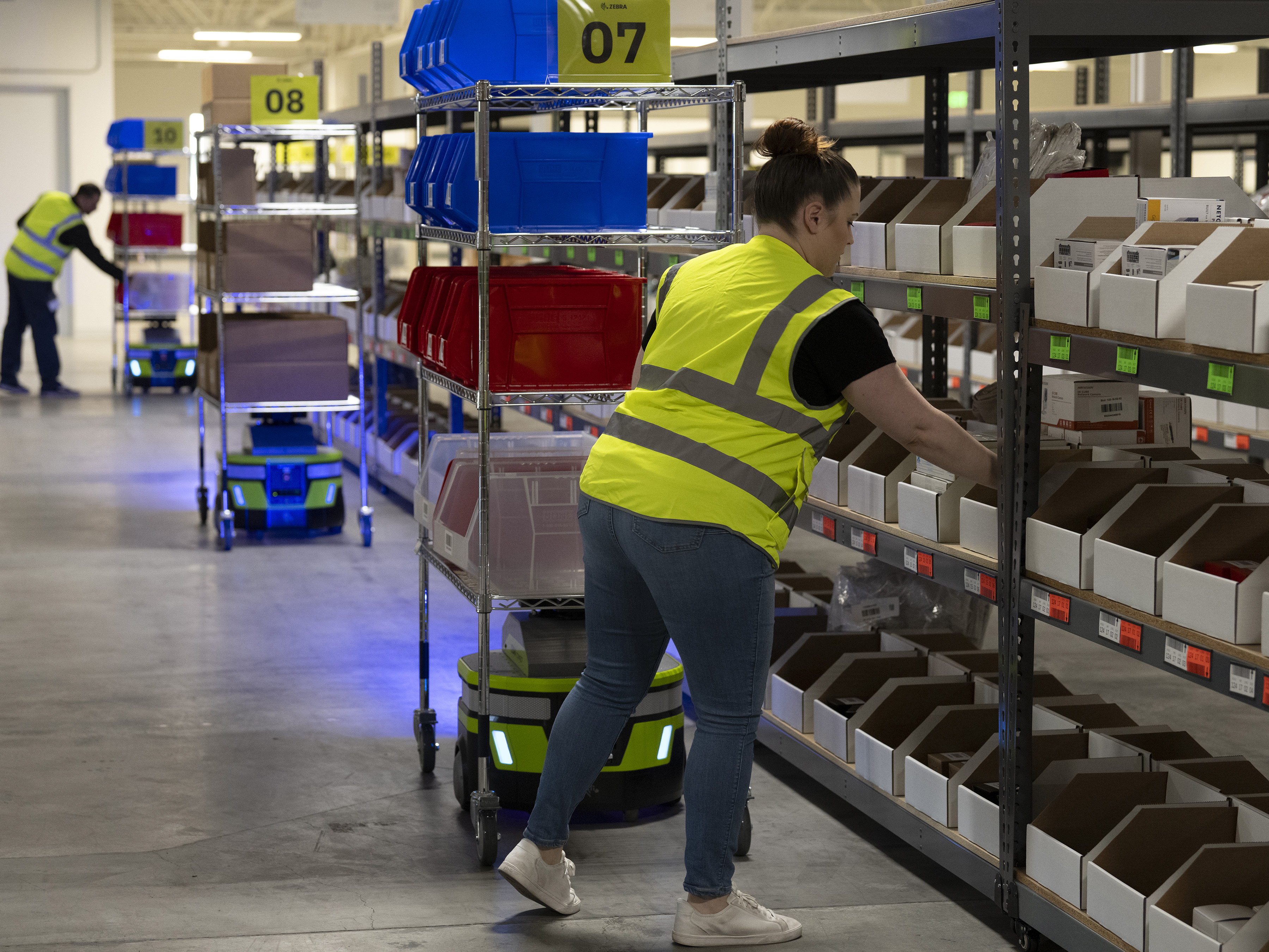 zebra-symmetry-fulfillment-photography-application-in-aisle-multiple-robots-pickers.jpg