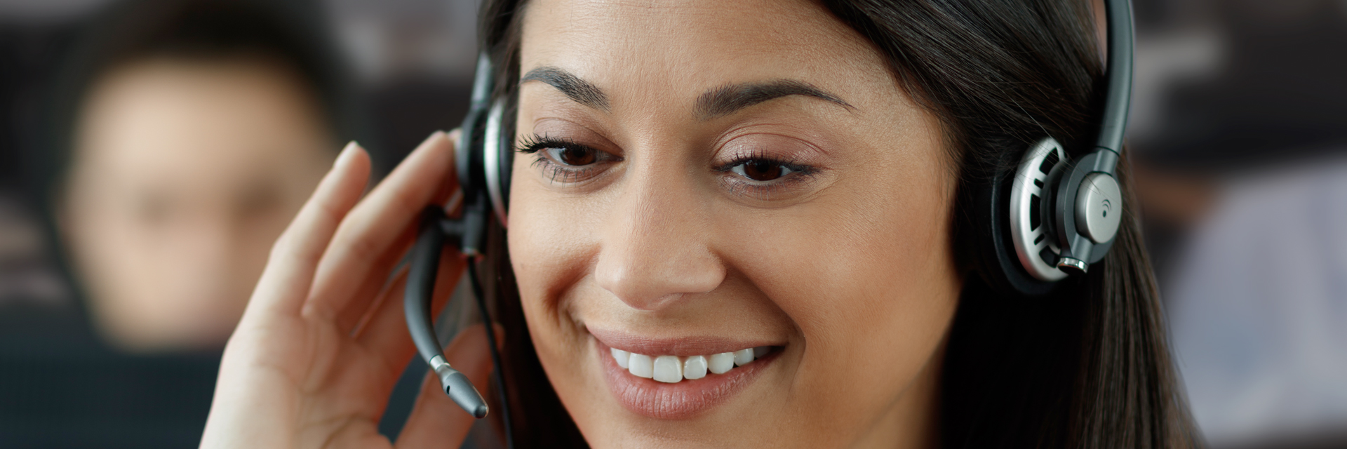 Mujer contestando al teléfono con un auricular