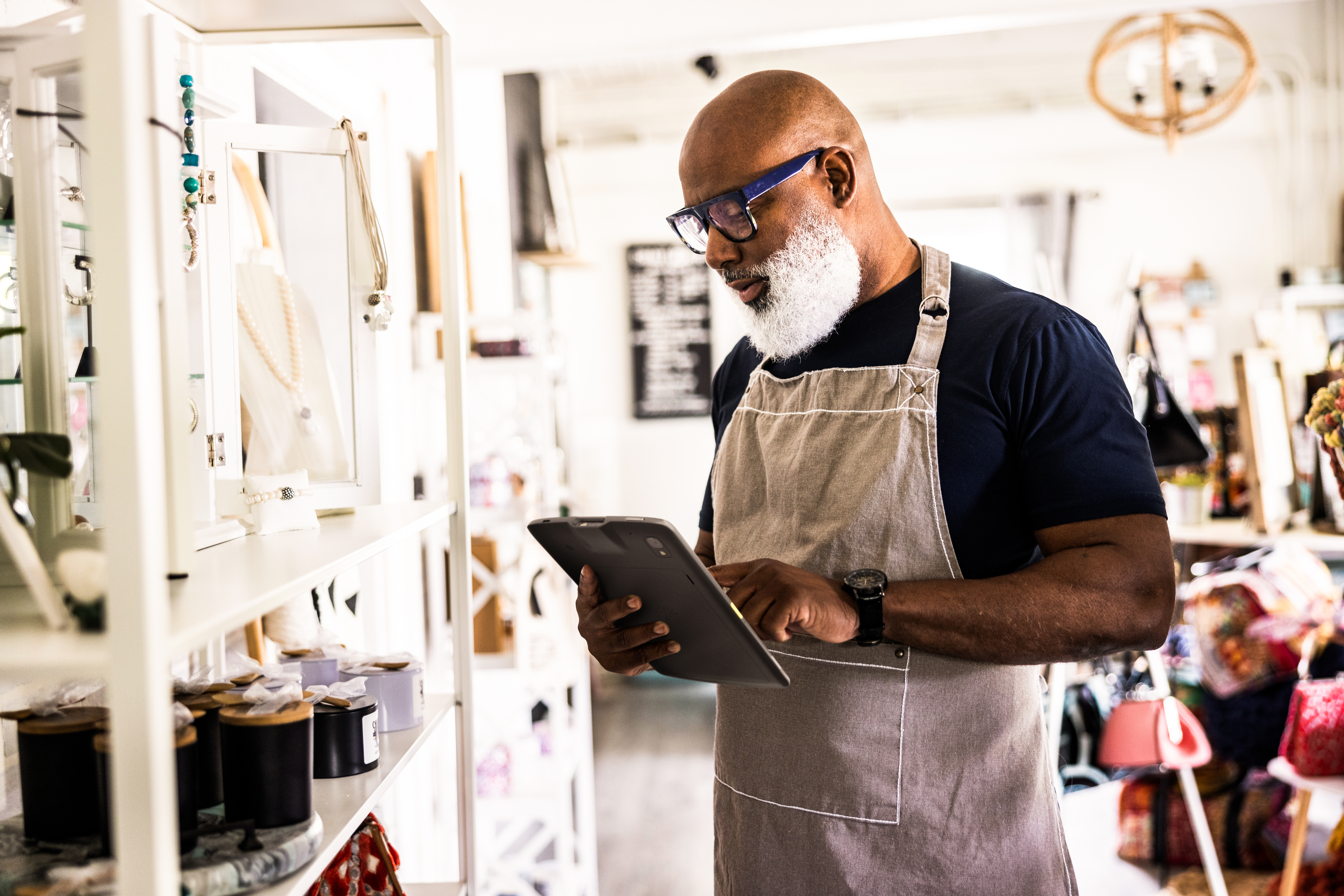 front-of-house-employee-tablet-store-inventory