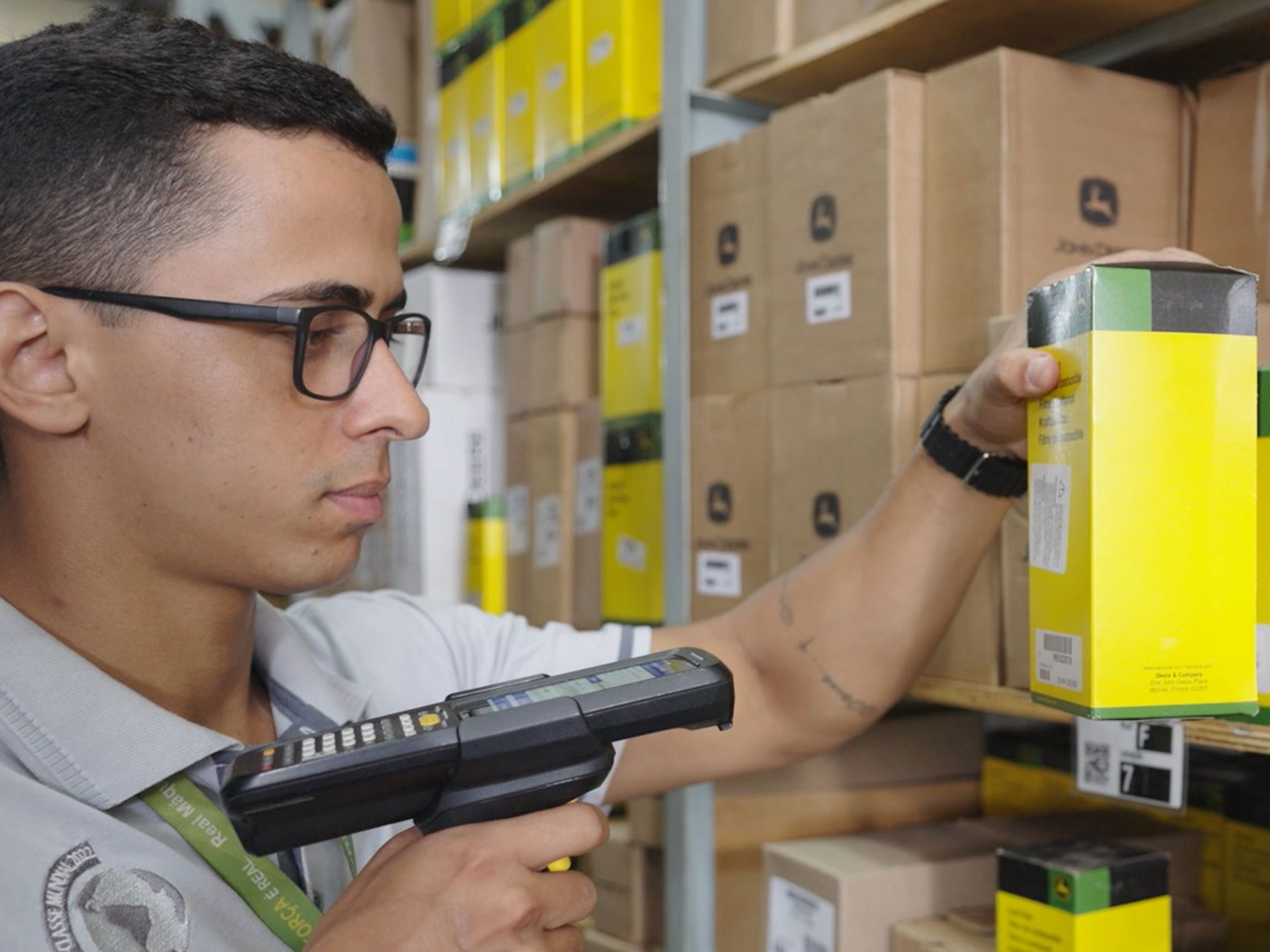 Real Maquinas employee with Zebra scanner