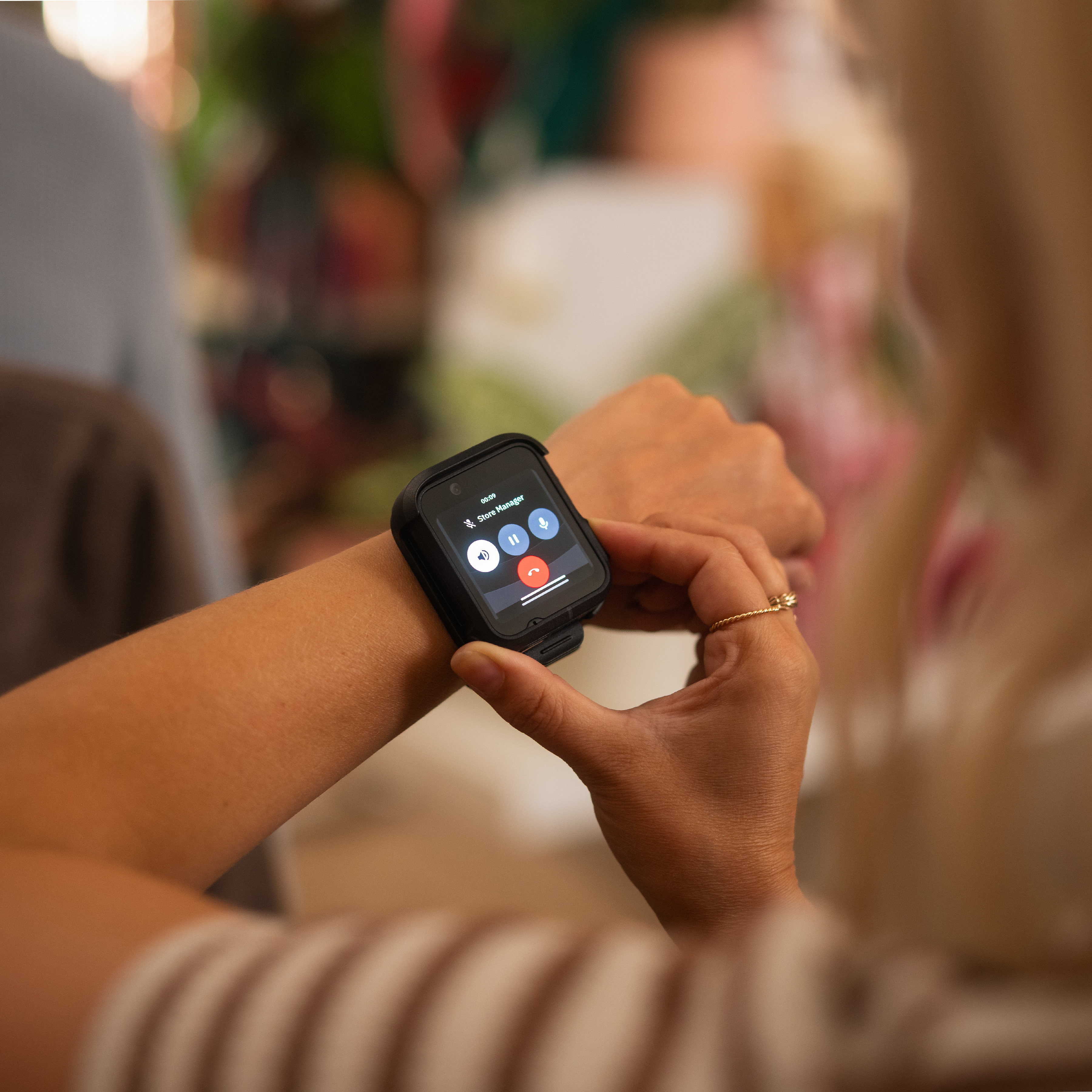 Retail associate uses a Zebra WS301 Wearable Computer to communicate in real time using Workcloud Sync.