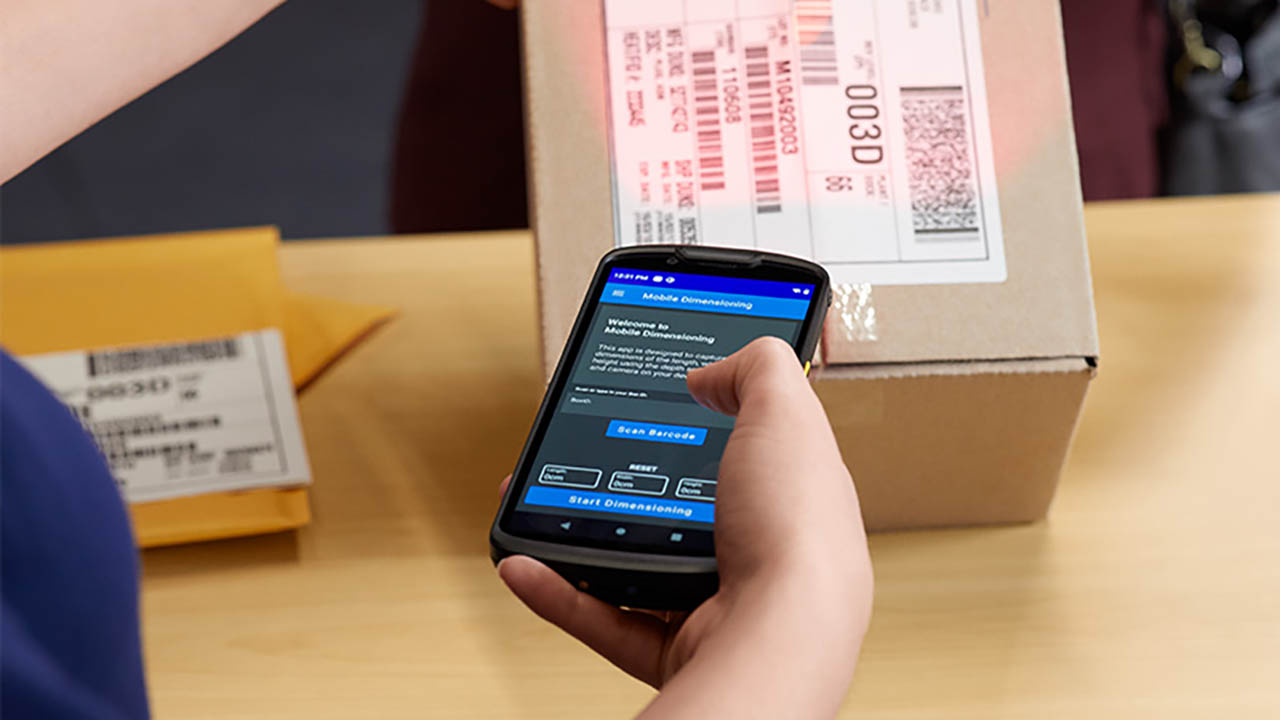 A postal worker uses Zebra Dimensioning to capture a package's dimensions.