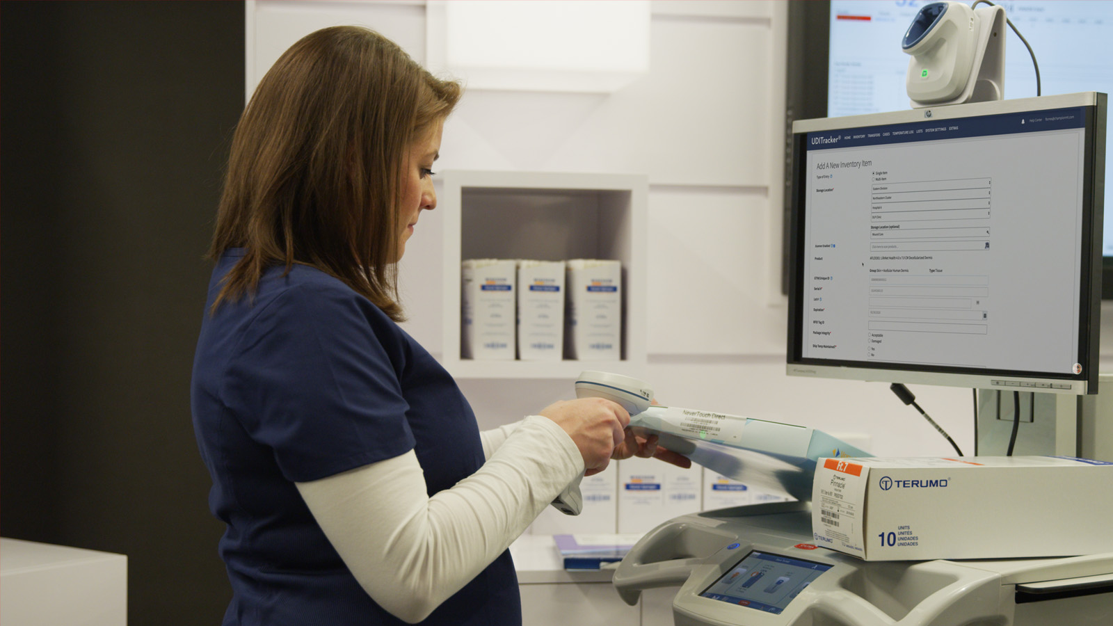 A healthcare worker scanning a UDI.