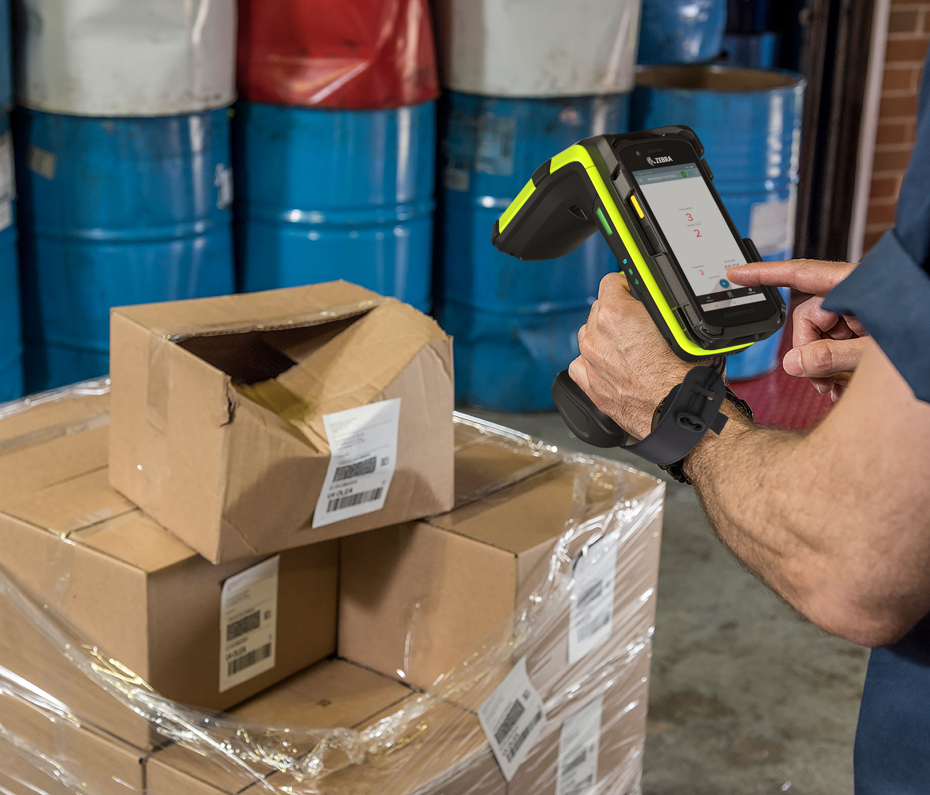 RFD90, Photography Website, TC21 Warehouse Damage RFID Close-Up, 386x330