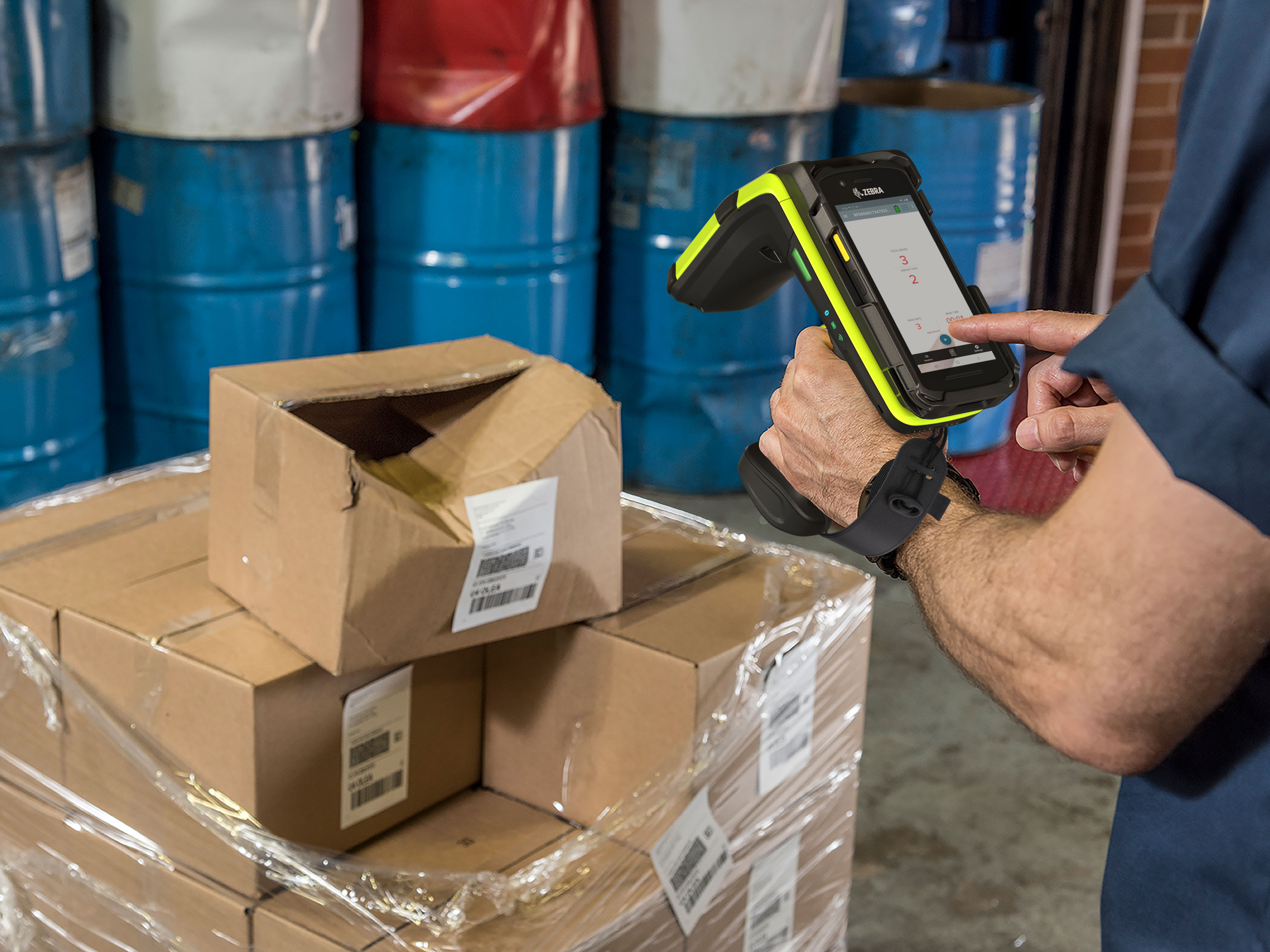 RFD90, Photography Website, TC21 Warehouse Damage RFID Close-Up, 4x3, 3600