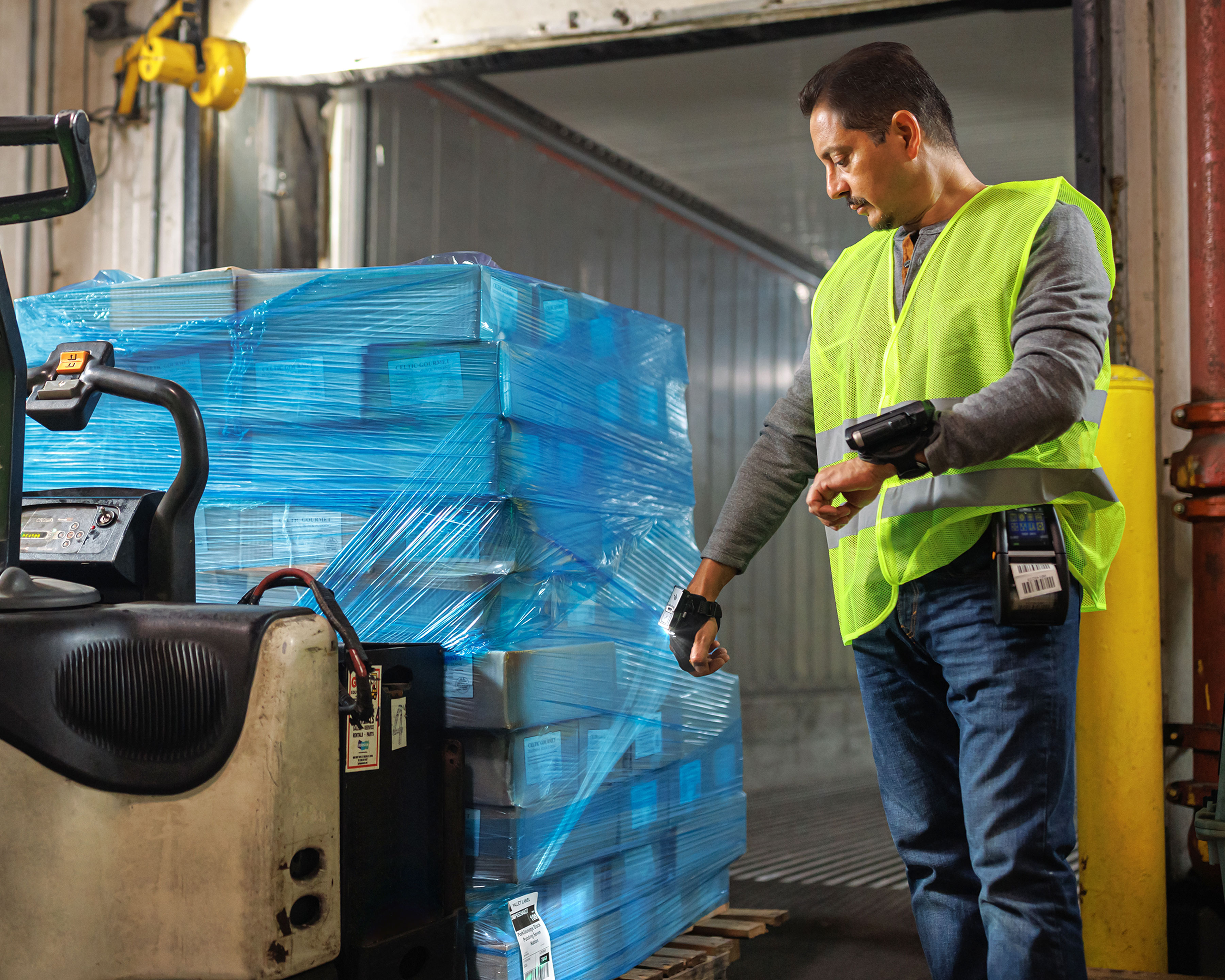 RS6100 Back-of-Hand Mount Loading Barcode Scanning - Warehouse Application Hero Image 5x4 3600