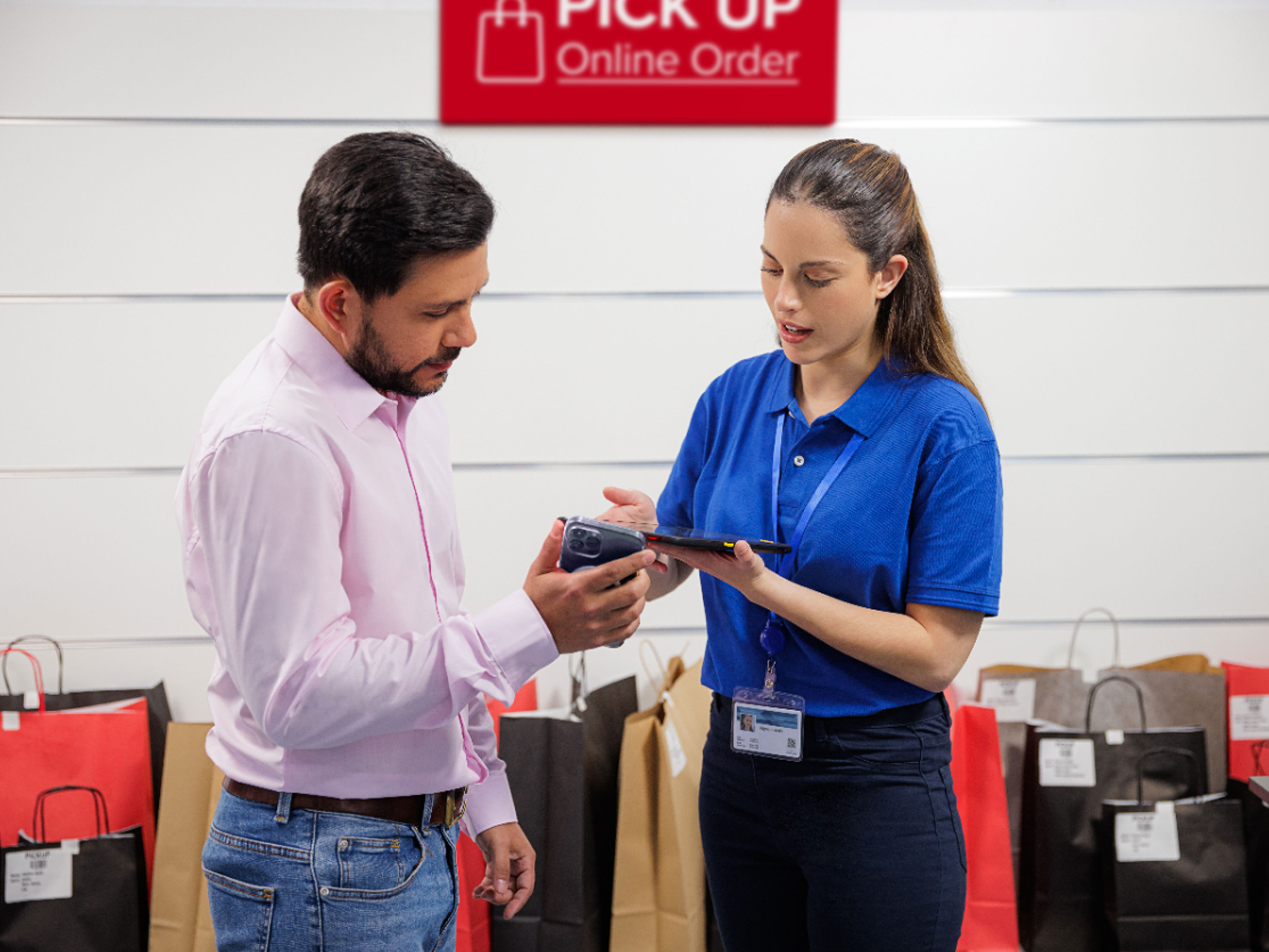 Retail Photogrpahy Application, 4:3, 3600 Associate assisting customer