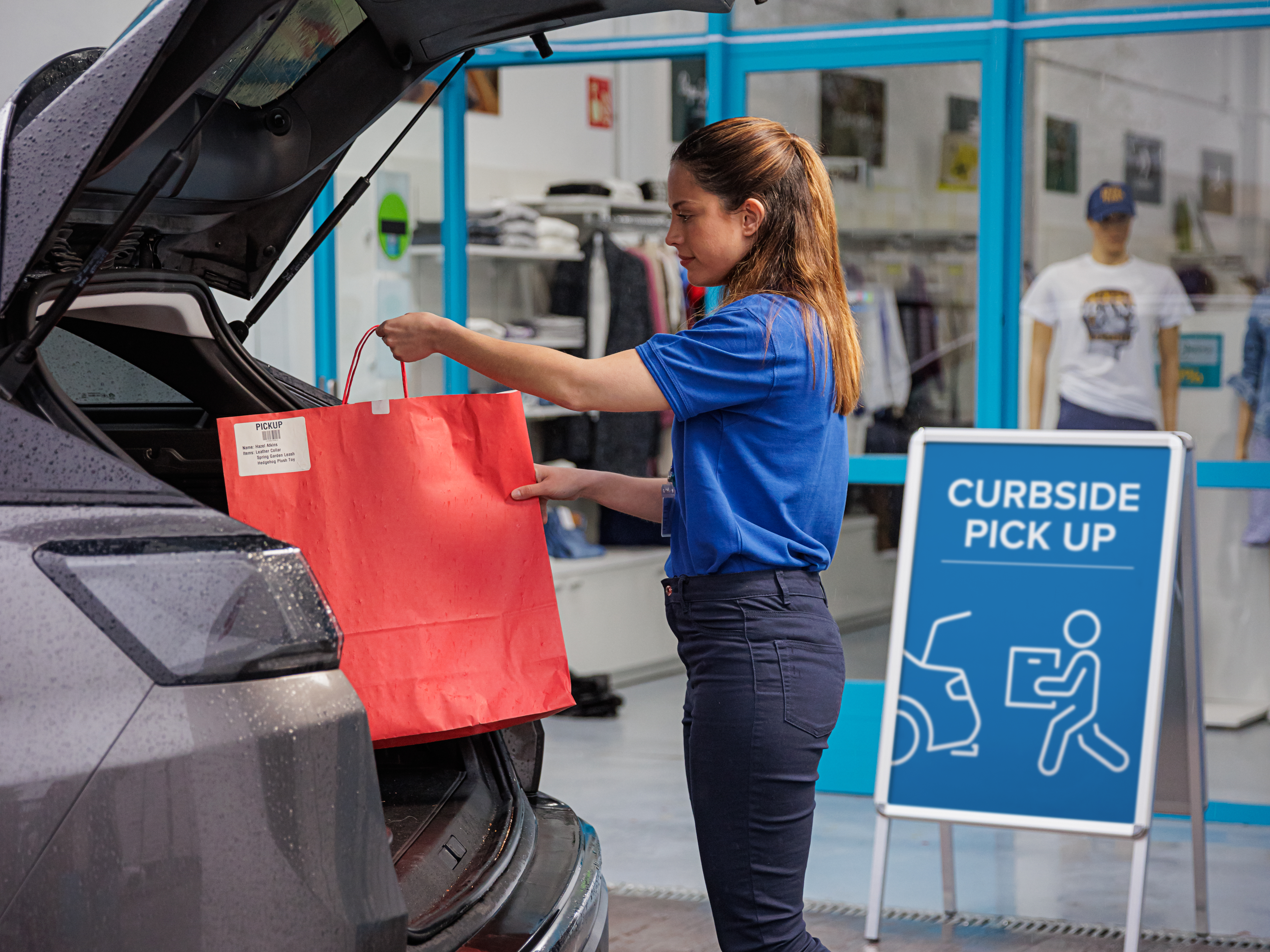 Retail, Photography Website, Associate Assisting Customer Curbside Pickup, 4x3, 3600 Retail associate assisting customer with curbside pickup