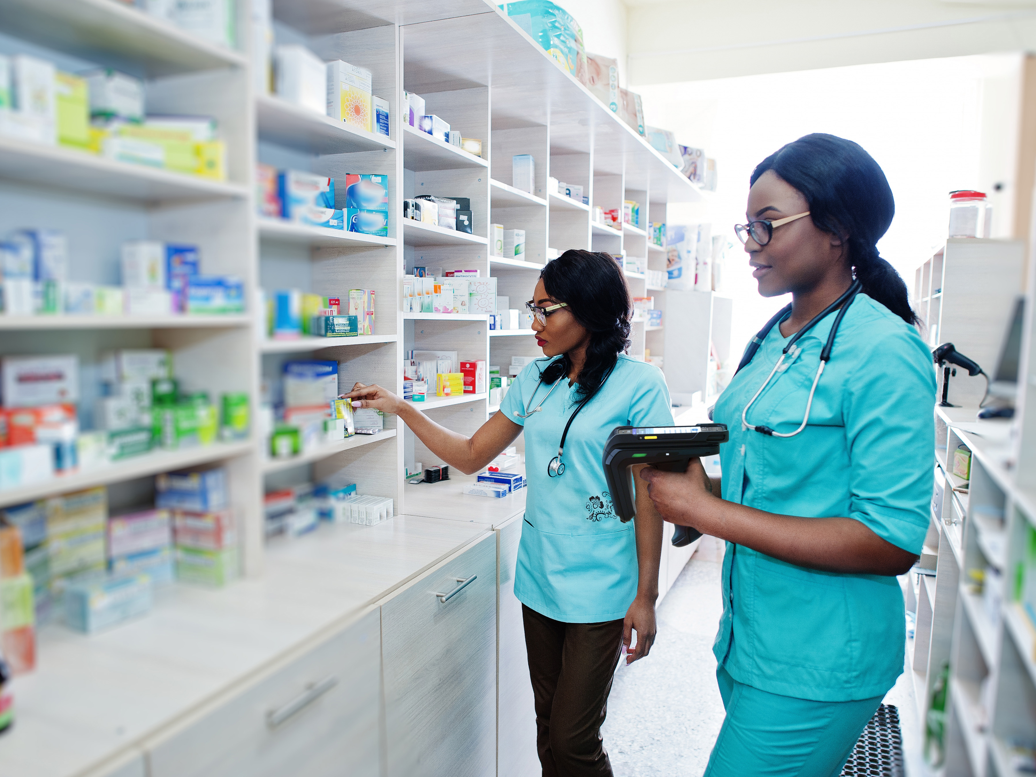 Healthcare Medication Scanning TC21 and RFD40 in stock room 4:3 3600 Healthcare Medication Scanning TC21 and RFD40 in stock room