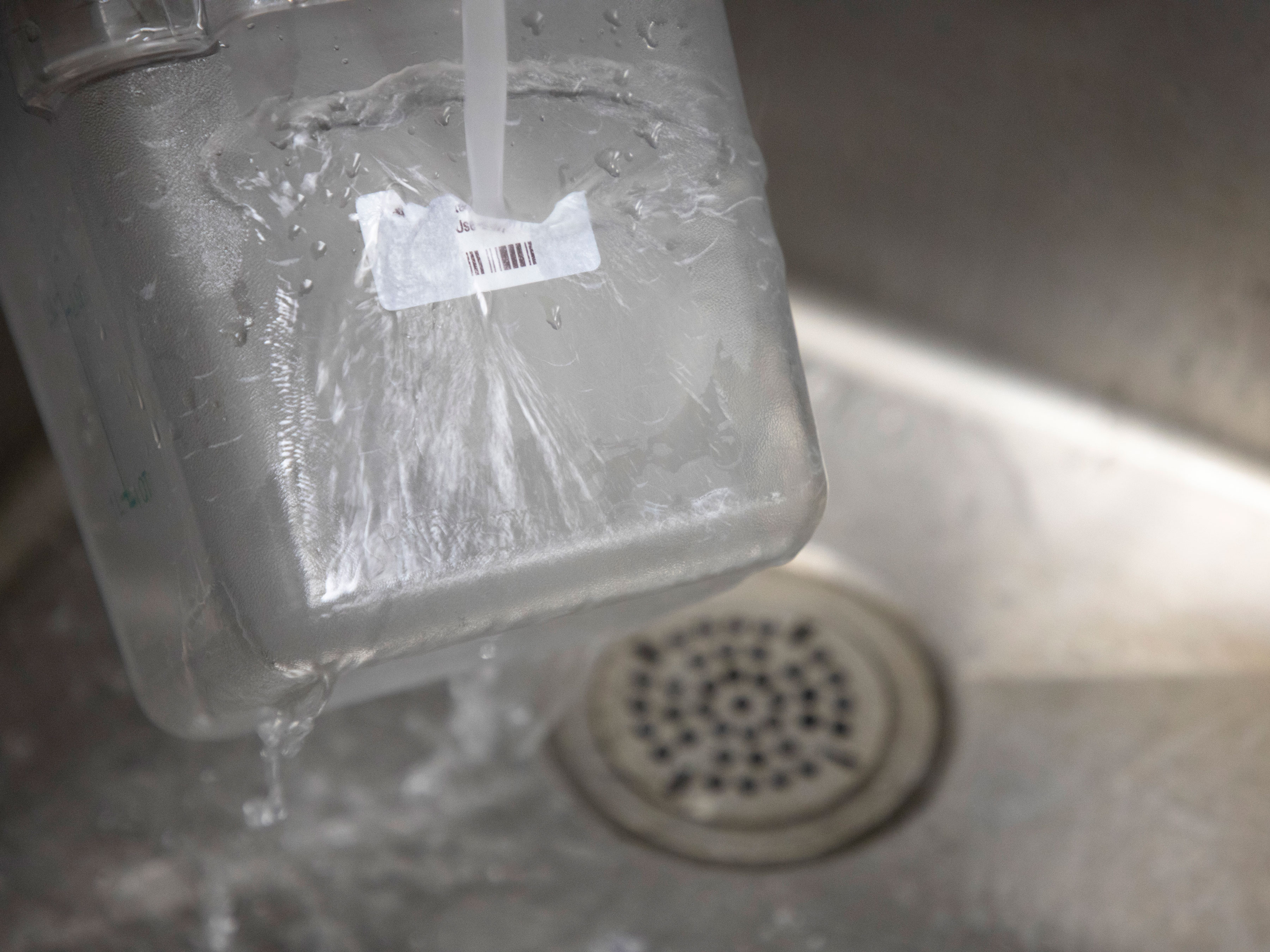 8000d Dissolvable Label washing off in a sink 