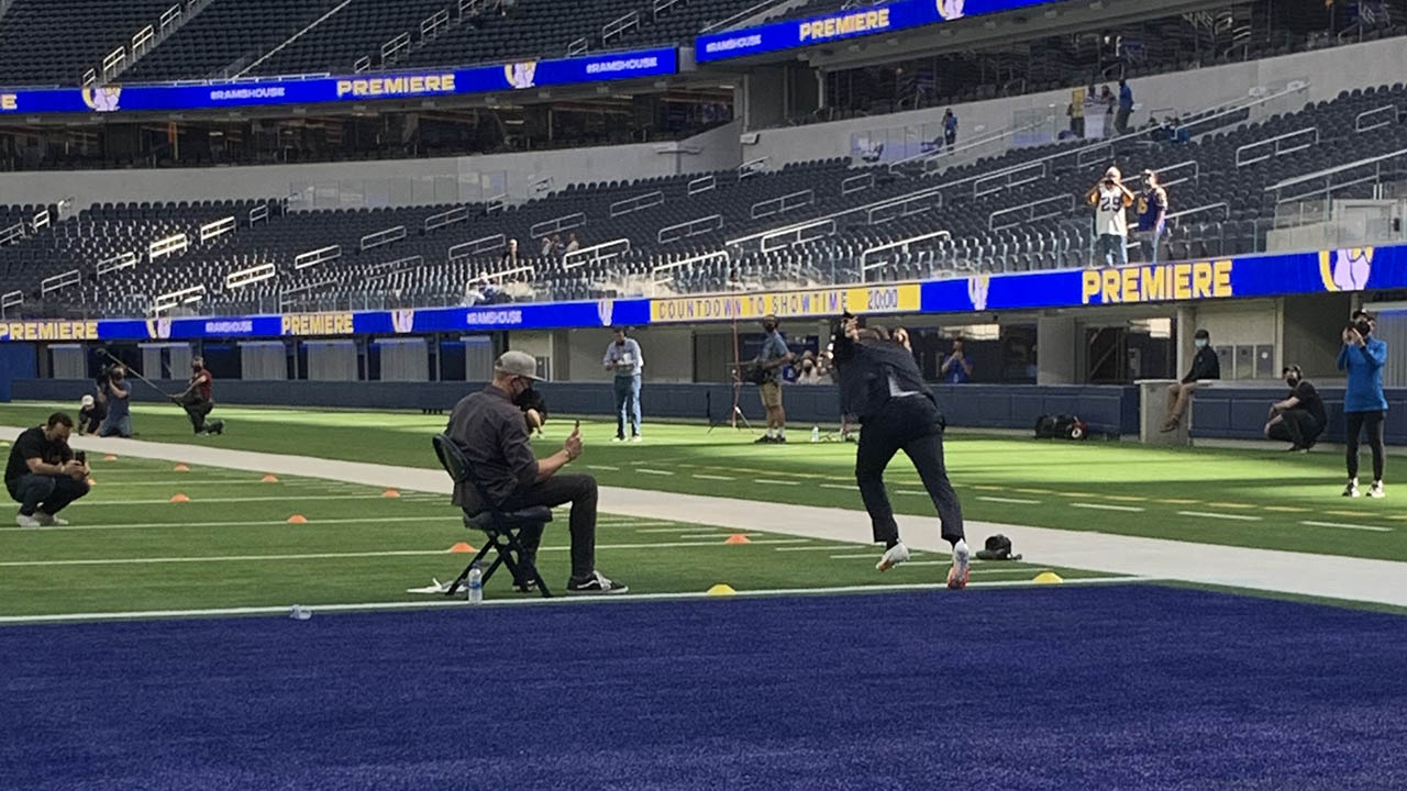 Rich Eisen runs the 40-yard dash in a suit while raising money for St. Jude's Reseach Hospital