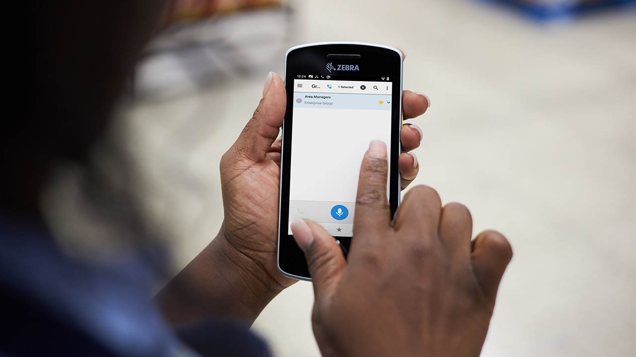 A retail worker uses the Zebra Workforce Connect app on her mobile computer