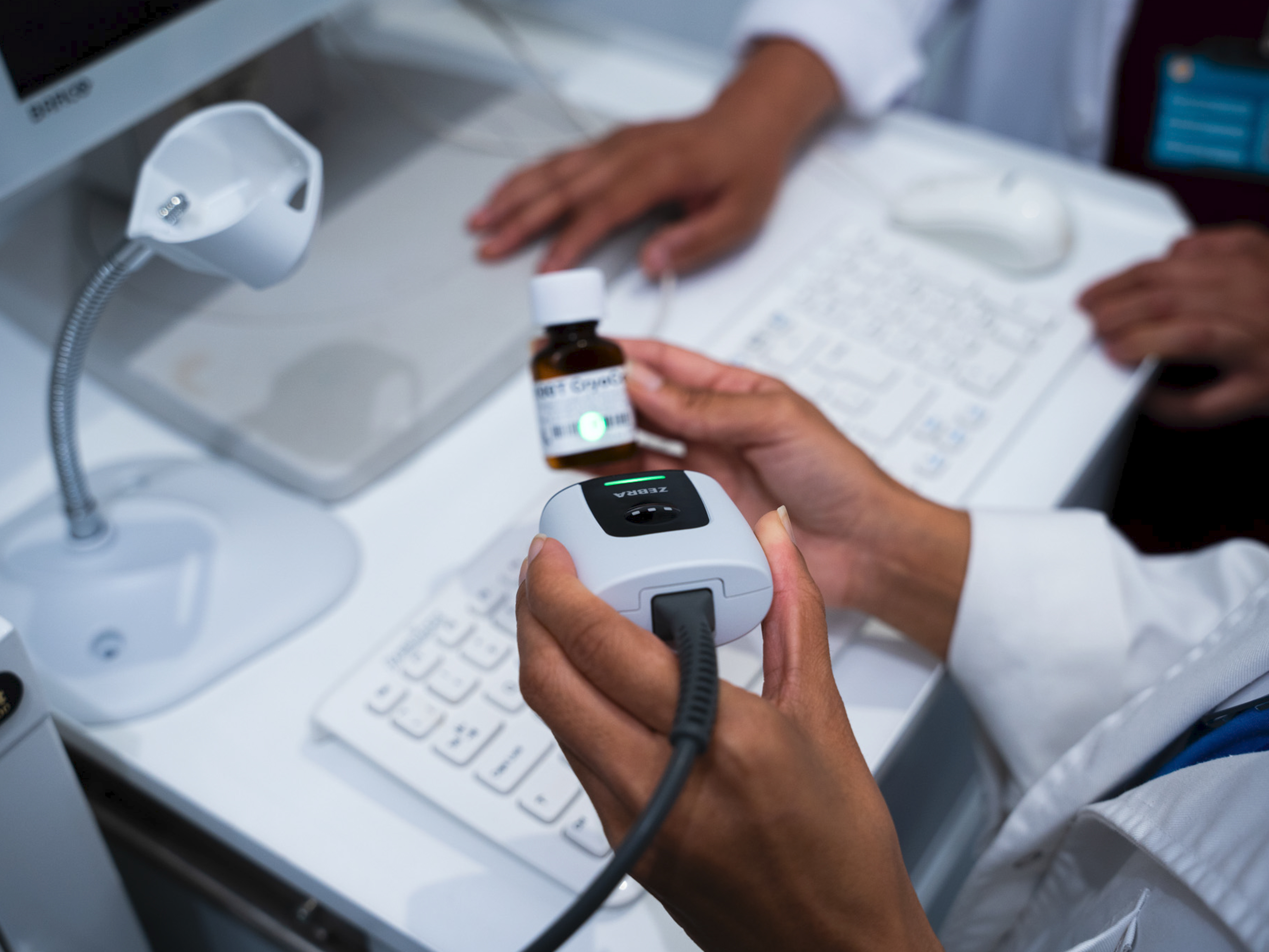 healthcare-photography-website-ds55-med-scanning-handheld-closeup-4x3-3600x2700