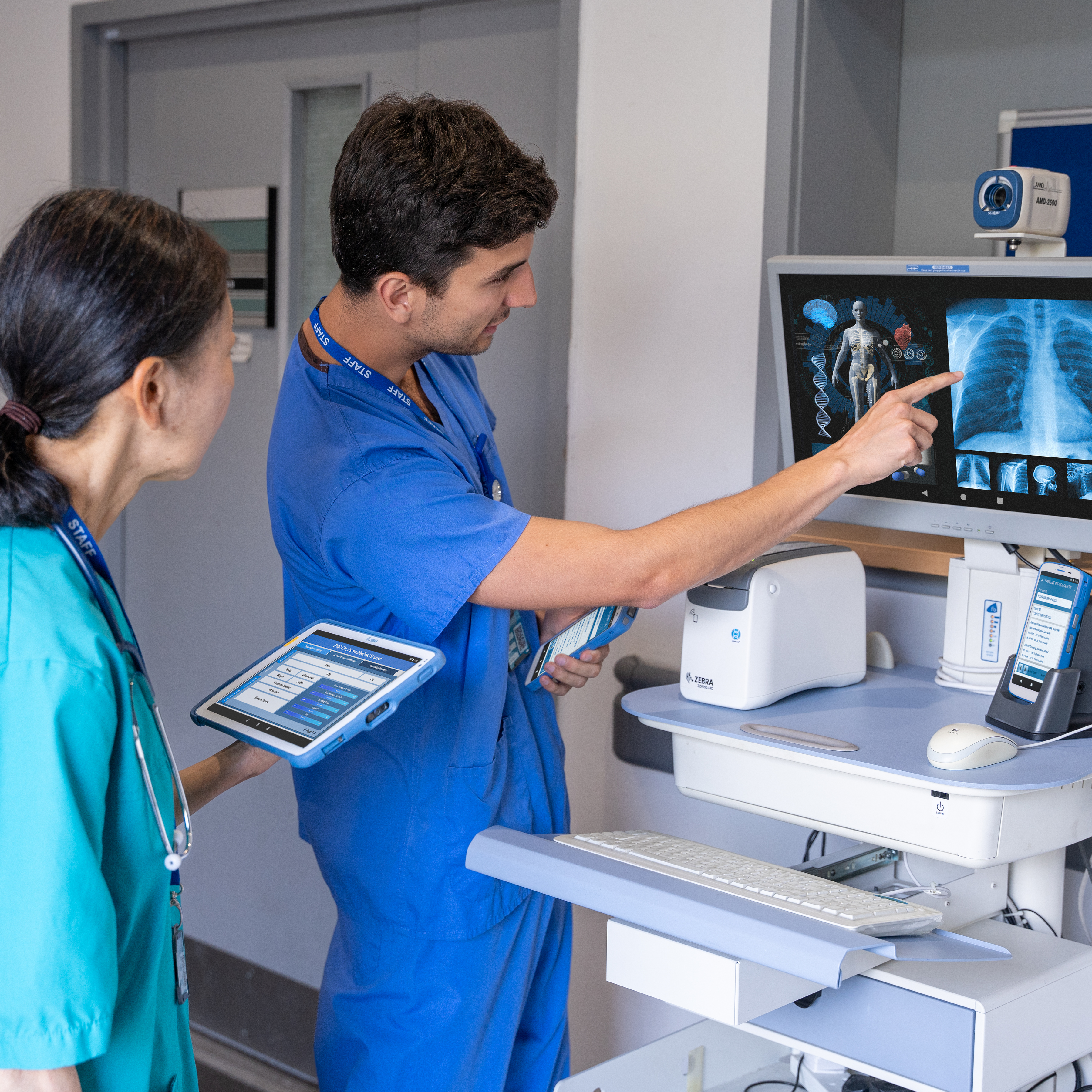 healthcare-photography-website-hc50-et4x-hc-zd510-hc-connect-cradle-hallway-doctor-nurse-viewing-patient-record-16x9-3600x3600