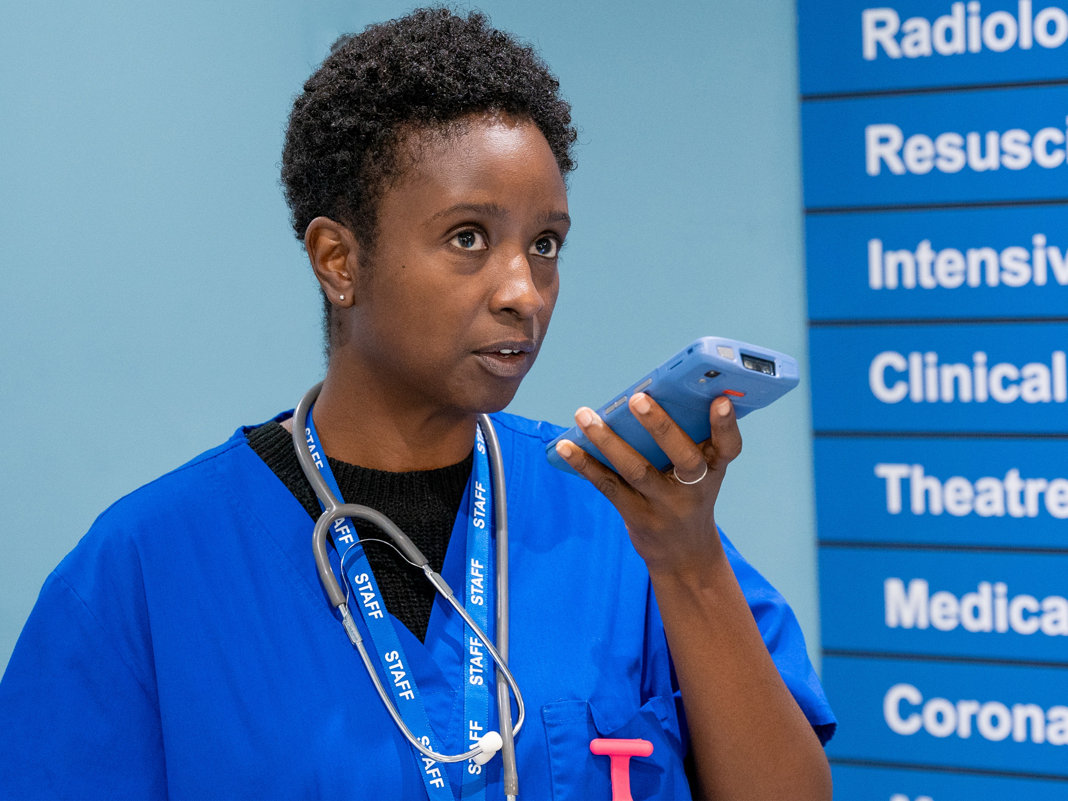 healthcare-photography-website-hc50-nurse-in-hallway-using-ptt-4x3-3600x2700