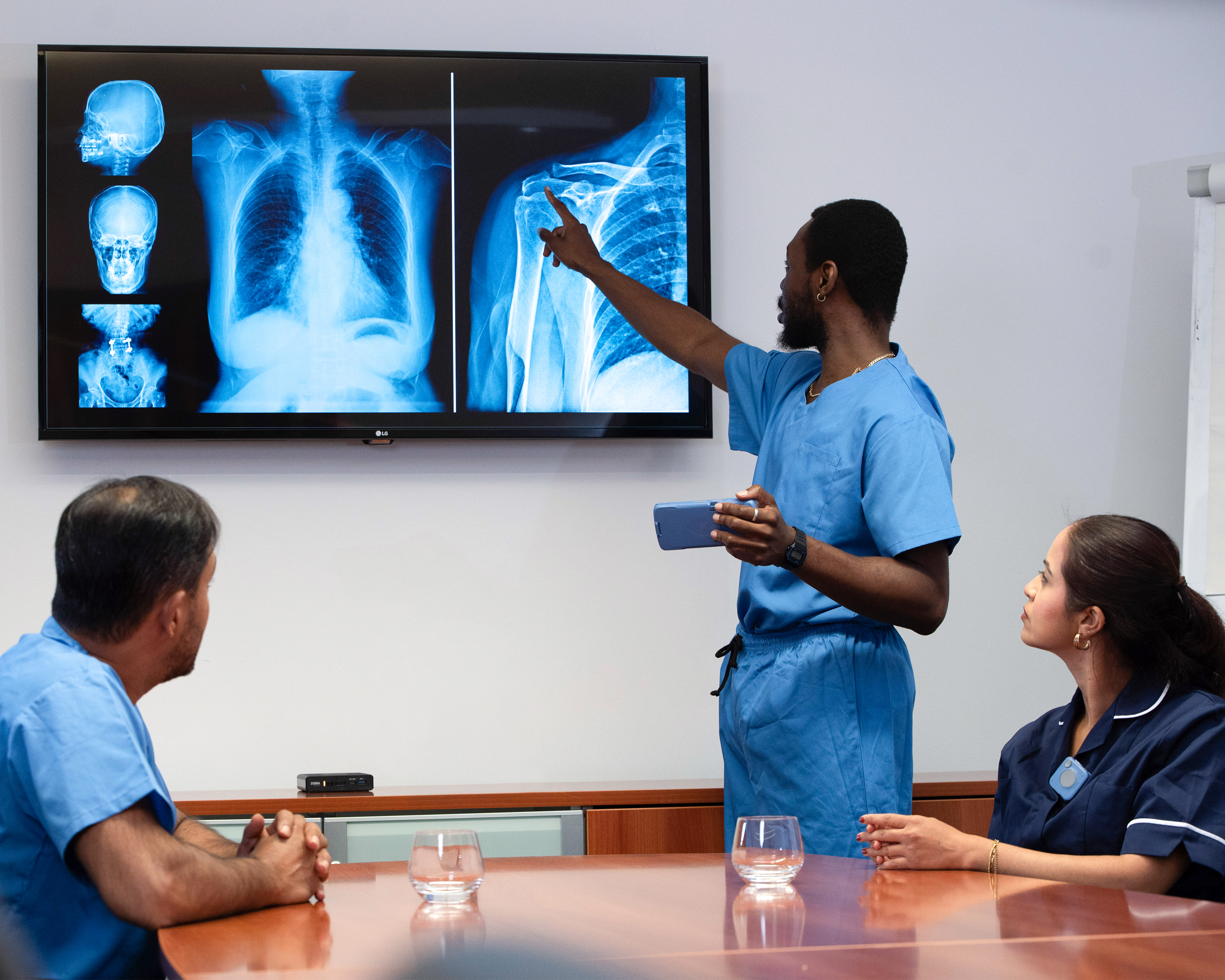 Healthcare workers using ZEC500 with HC50 and Wireless Workstation Connect to cast X-rays to large display for review