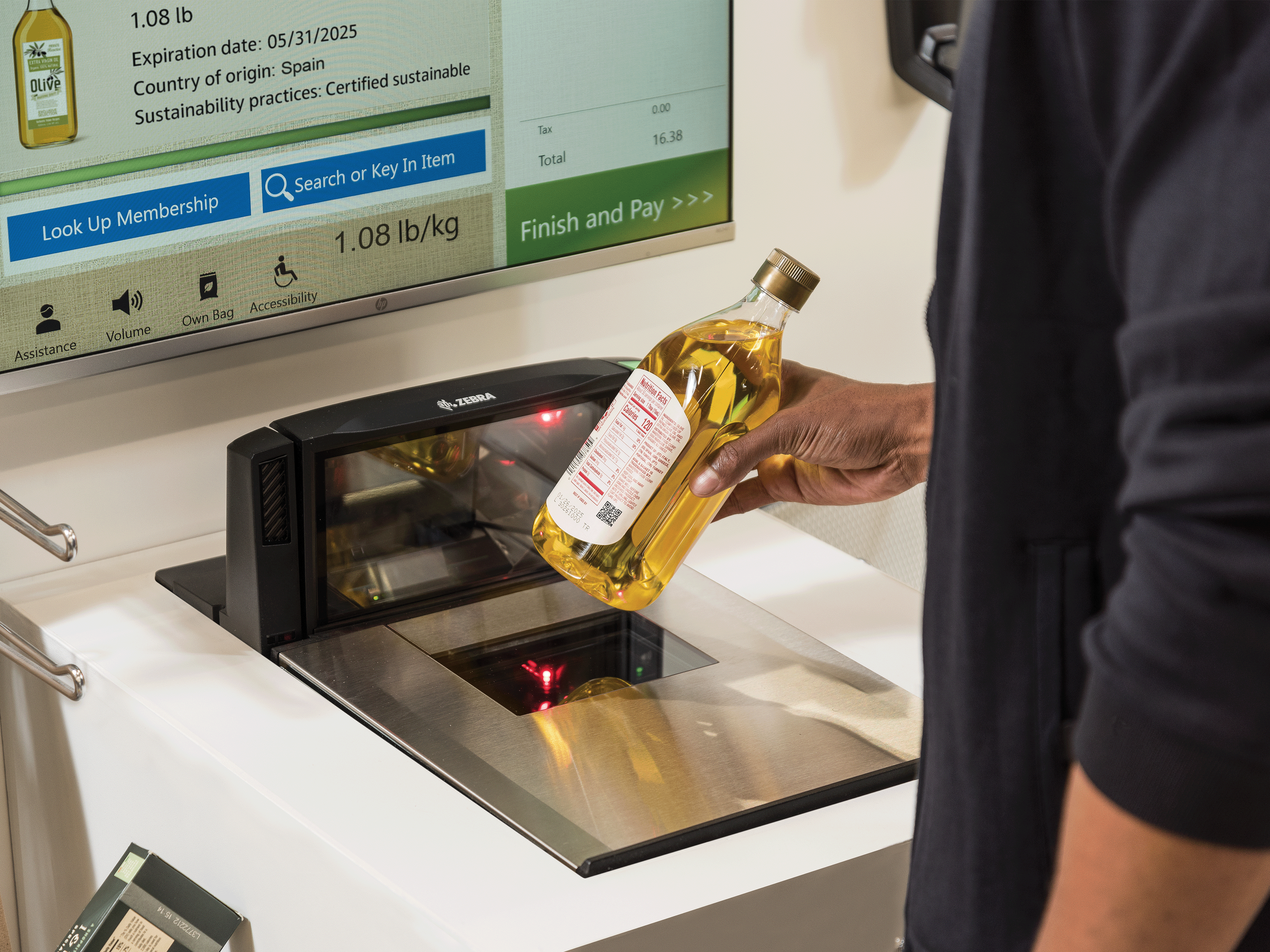 Customer at a grocery store self checkout using the MP72, to scan a GS1 Digital Link 2D barcode and 1D barcode.