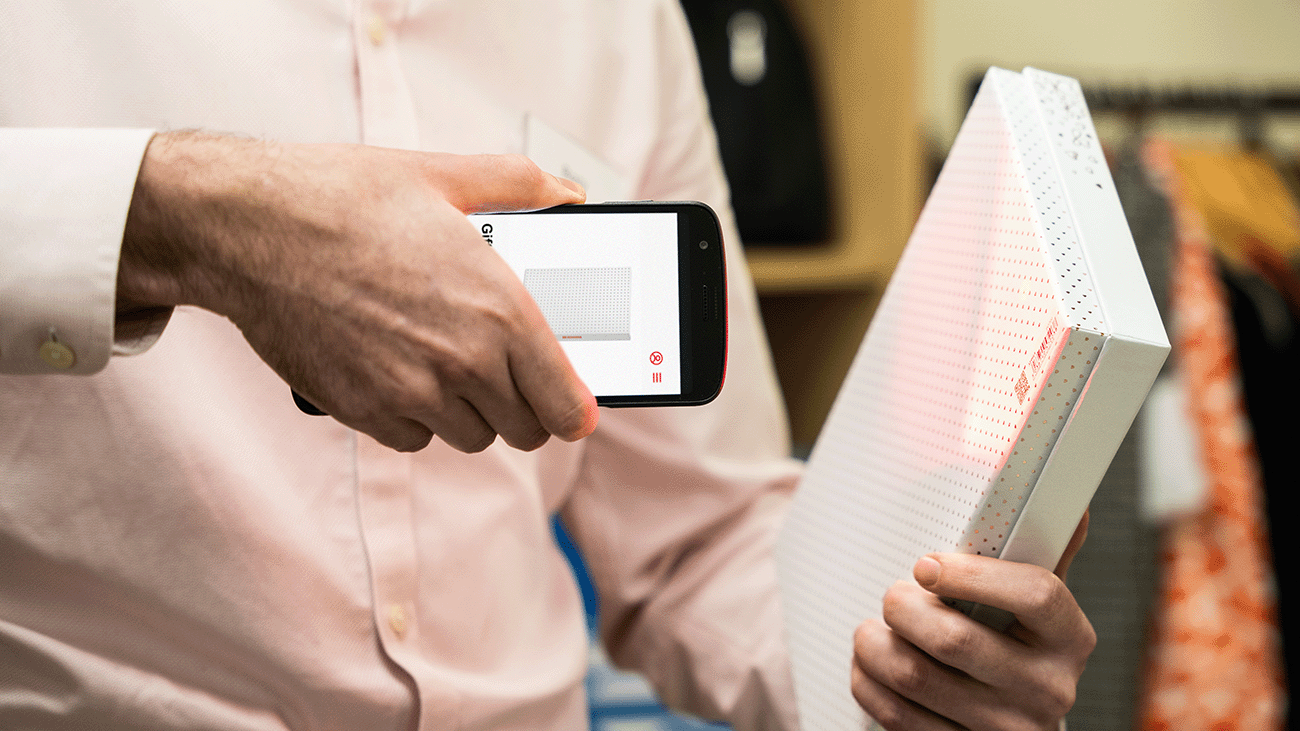Close up of a retail worker at a store, scanning 2D GS1 Digital Link and 1D barcode labels with a TC22.