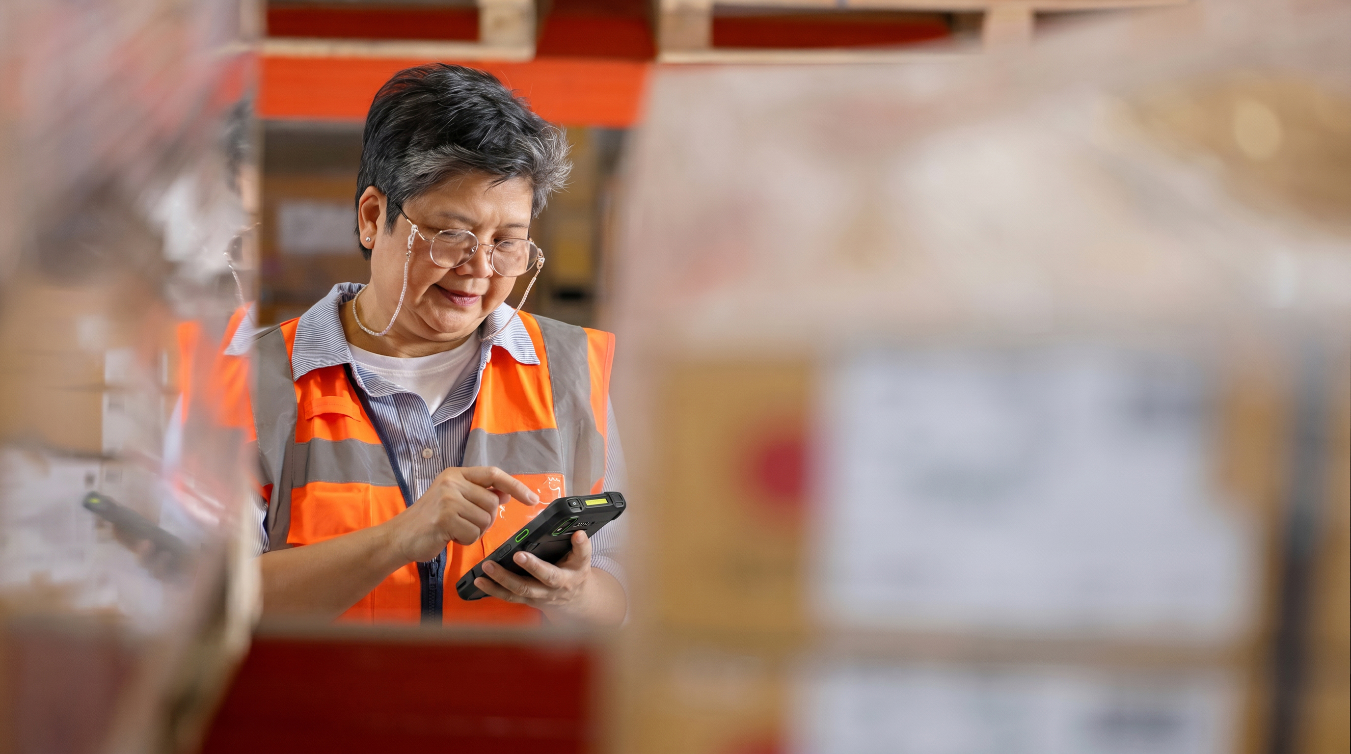 Warehouse employee pallet checking using Zebra TC701