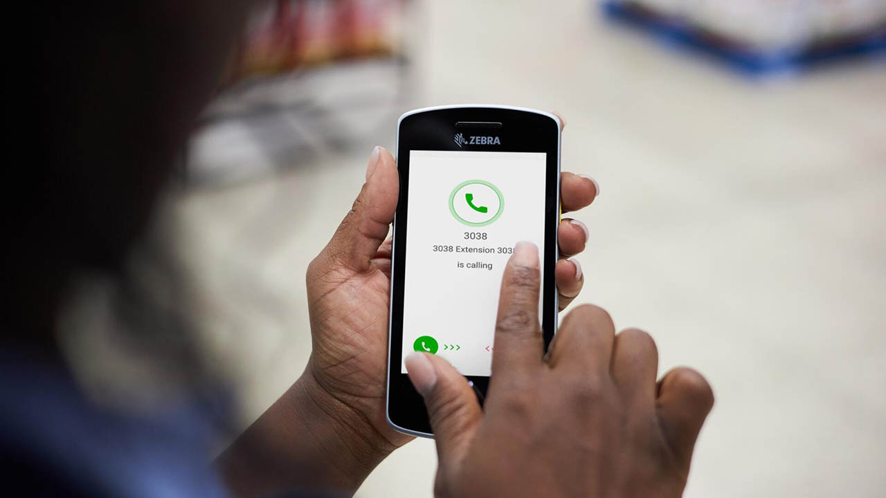 A retail associate answers a transferred call via the Zebra Workforce Connect app on their mobile device