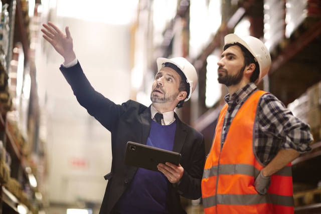 warehouse-photography-lifestyle-et401-managers-device-in-aisle-5760x3840-pix-300-dpi