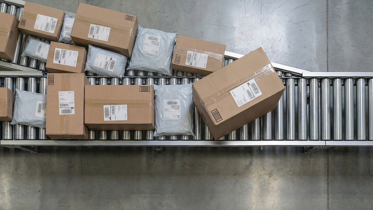 High-Speed Gravity Conveyor Merge Point with Package Clustering and Potential Jam 16x9